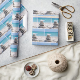 Witte Veer op een Strandstenen Cairn Cadeaupapier