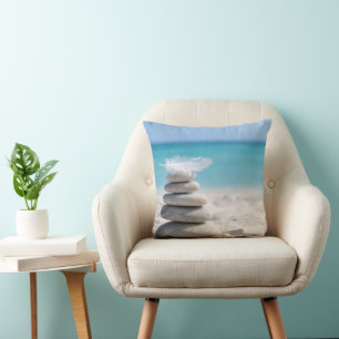 Witte Veer op een Strandstenen Cairn Kussen