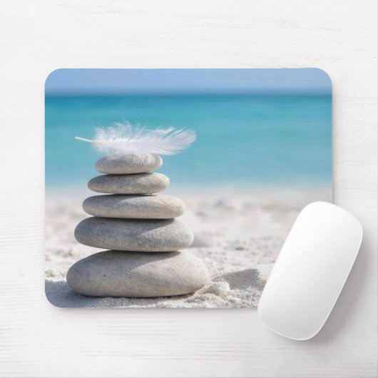 Witte Veer op een Strandstenen Cairn Muismat (Met muis)