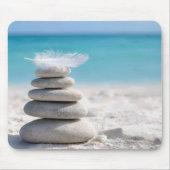 Witte Veer op een Strandstenen Cairn Muismat (Voorkant)