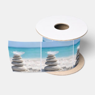 Witte Veer op een Strandstenen Cairn Satijnen Lint
