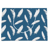 Witte veerafdruk op denimblauw large cadeautasje (Voorkant)