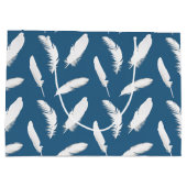 Witte veerafdruk op denimblauw large cadeautasje (Achterkant)