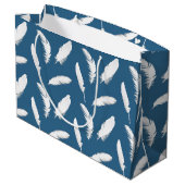 Witte veerafdruk op denimblauw large cadeautasje (Achterkant Gekanteld)