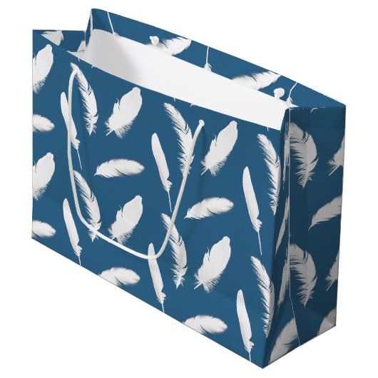 Witte veerafdruk op denimblauw large cadeautasje (Voorkant Gekanteld)