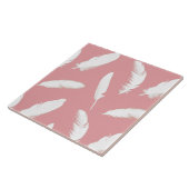 Witte veerafdruk op schelp roze tegeltje (Zijkant)