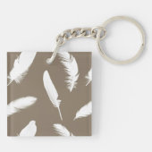 Witte veerafdruk op taupe sleutelhanger (Achterkant)