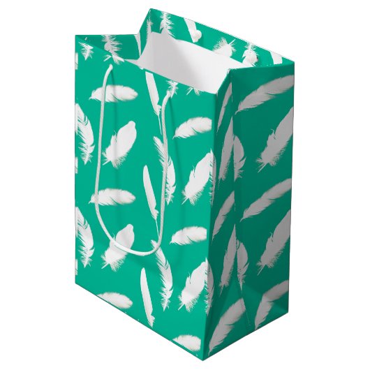 Witte veerafdruk op turquoise medium cadeauzakje (Voorkant Gekanteld)
