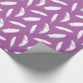 Witte veren afdruk op amethyst paars cadeaupapier (Hoek)