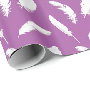 Witte veren afdruk op amethyst paars cadeaupapier