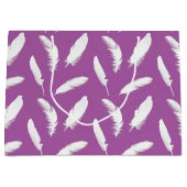 Witte veren afdruk op amethyst paars groot cadeauzakje (Voorkant)