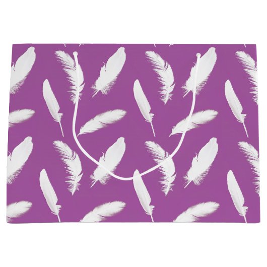 Witte veren afdruk op amethyst paars groot cadeauzakje (Voorkant)