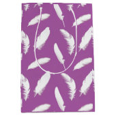 Witte veren afdruk op amethyst paars medium cadeauzakje (Voorkant)