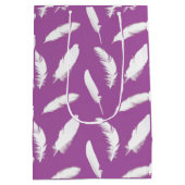 Witte veren afdruk op amethyst paars medium cadeauzakje (Achterkant)