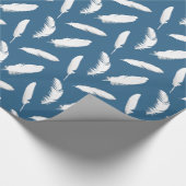 Witte veren afdruk op denim blauw cadeaupapier (Hoek)