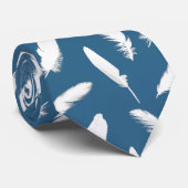 Witte veren afdruk op denim blauw stropdas (Opgerold)