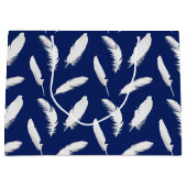 Witte veren afdruk op donkerblauw groot cadeauzakje (Voorkant)