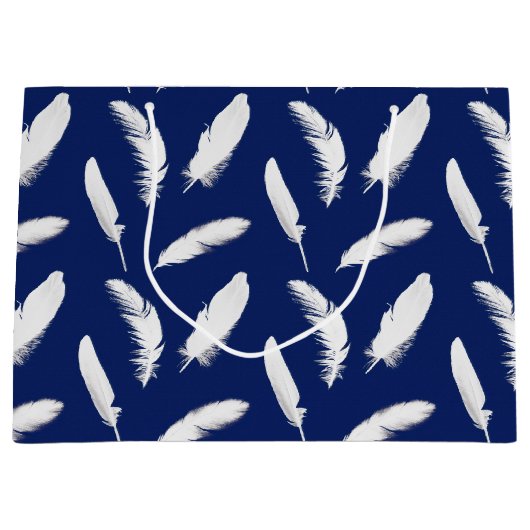 Witte veren afdruk op donkerblauw groot cadeauzakje (Voorkant)