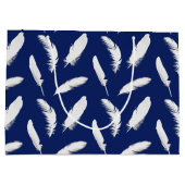 Witte veren afdruk op donkerblauw groot cadeauzakje (Achterkant)