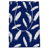 Witte veren afdruk op donkerblauw medium cadeauzakje (Voorkant)
