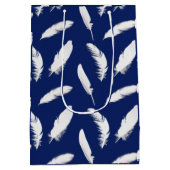 Witte veren afdruk op donkerblauw medium cadeauzakje (Achterkant)