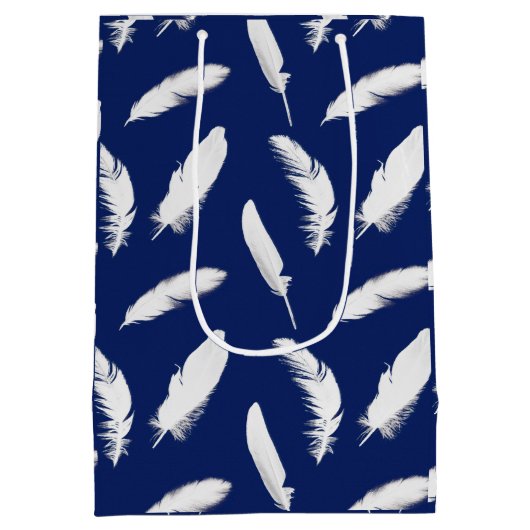 Witte veren afdruk op donkerblauw medium cadeauzakje (Achterkant)