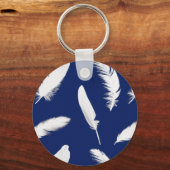 Witte veren afdruk op donkerblauw sleutelhanger (Voorkant)