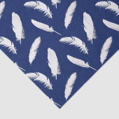 Witte veren afdruk op donkerblauw tissuepapier (Detail)