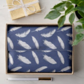 Witte veren afdruk op donkerblauw tissuepapier (Geschenk)