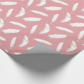 Witte veren afdruk op schelproze cadeaupapier (Hoek)