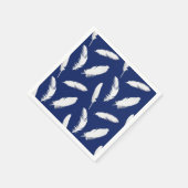 Witte veren afdrukken op donkerblauw / marine servetten (Hoek)