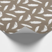 Witte veren afdrukken op taupel cadeaupapier (Hoek)