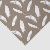 Witte veren afdrukken op taupel tissuepapier (Detail)