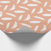 Witte veren afdrukken op zachte perziken cadeaupapier (Hoek)