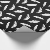 Witte veren afdrukken op zwart cadeaupapier (Hoek)