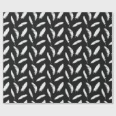 Witte veren afdrukken op zwart cadeaupapier (Vlak)