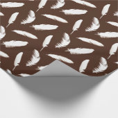Witte veren druk op chocoladebruin cadeaupapier (Hoek)