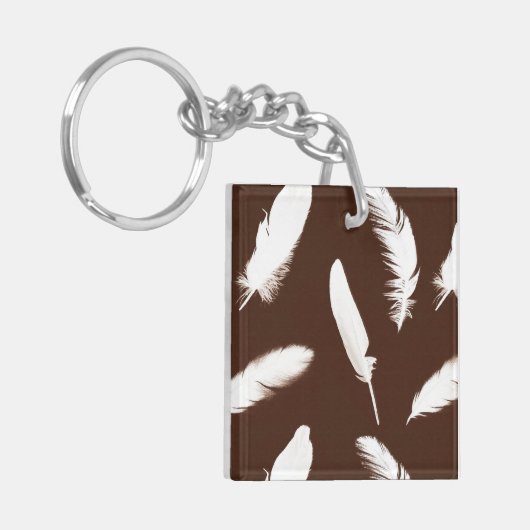 Witte veren druk op chocoladebruin sleutelhanger (Voorkant Links)
