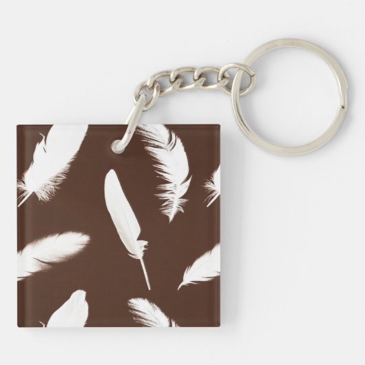 Witte veren druk op chocoladebruin sleutelhanger (Achterkant)