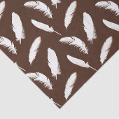 Witte veren druk op chocoladebruin tissuepapier (Detail)