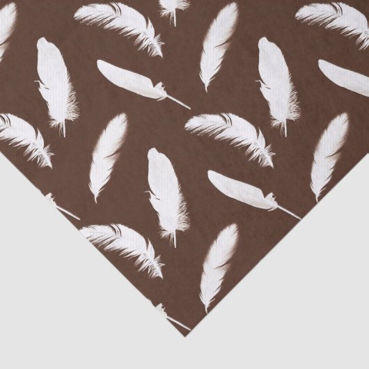 Witte veren druk op chocoladebruin tissuepapier (Detail)