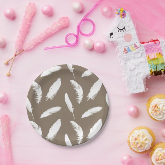 Witte veren druk op taarkleurig tint papieren bordje (Feest)