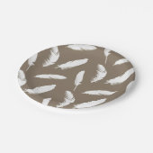 Witte veren druk op taarkleurig tint papieren bordje (Gekanteld)