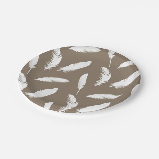 Witte veren druk op taarkleurig tint papieren bordje (Gekanteld)