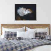 Witte veren met een regenstaaf canvas afdruk (Insitu (Slaapkamer))