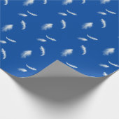 Witte veren op blauw cadeaupapier (Hoek)