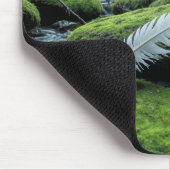 Witte veren op een rots muismat (Hoek)