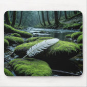 Witte veren op een rots muismat (Voorkant)