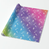 Witte veren op regenboog cadeaupapier (Uitgerold)