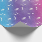 Witte veren op regenboog cadeaupapier (Hoek)